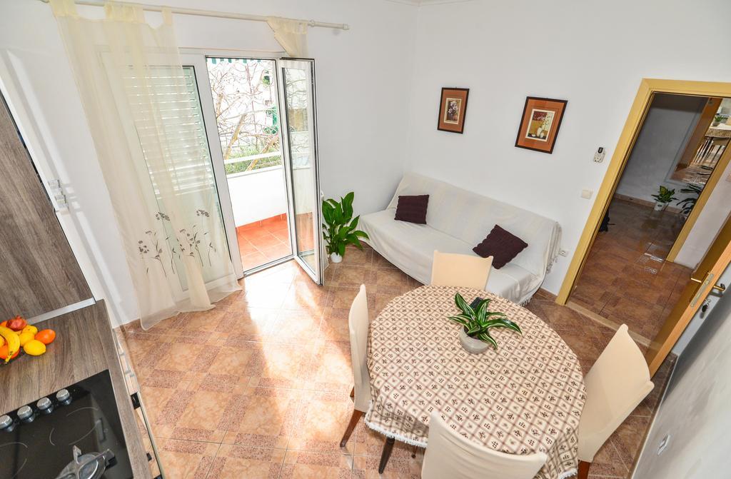 Apartments Sonja Tucepi Bagian luar foto