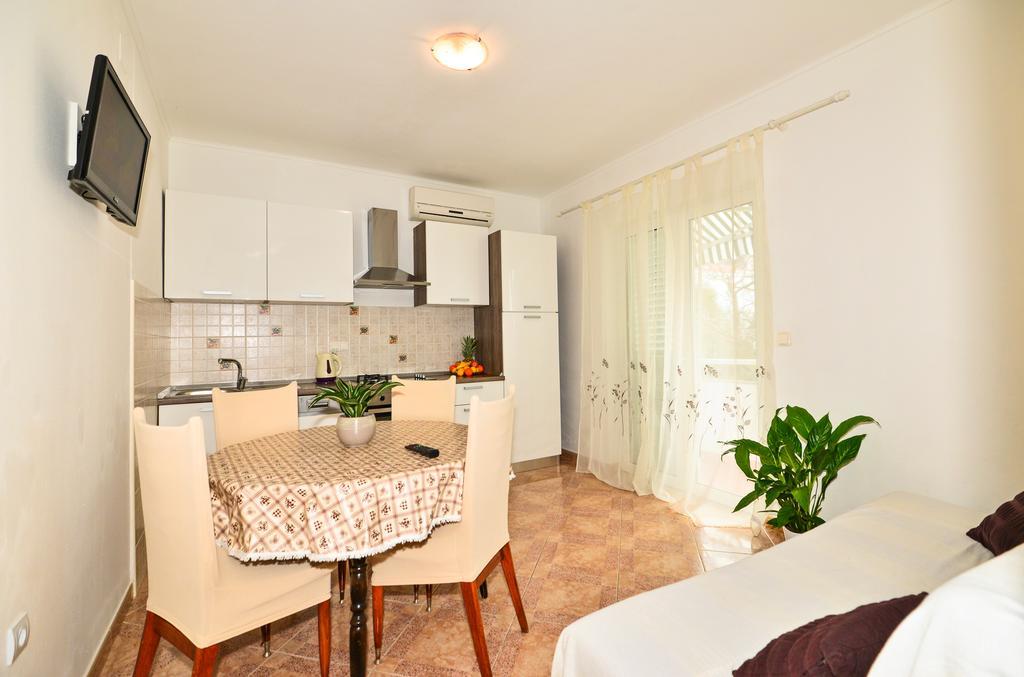 Apartments Sonja Tucepi Bagian luar foto